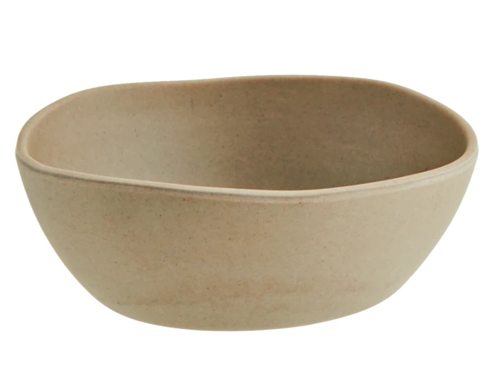 En beige, keramisk skål med en uregelmæssig, organisk form og glat tekstur, sat mod en almindelig hvid baggrund.