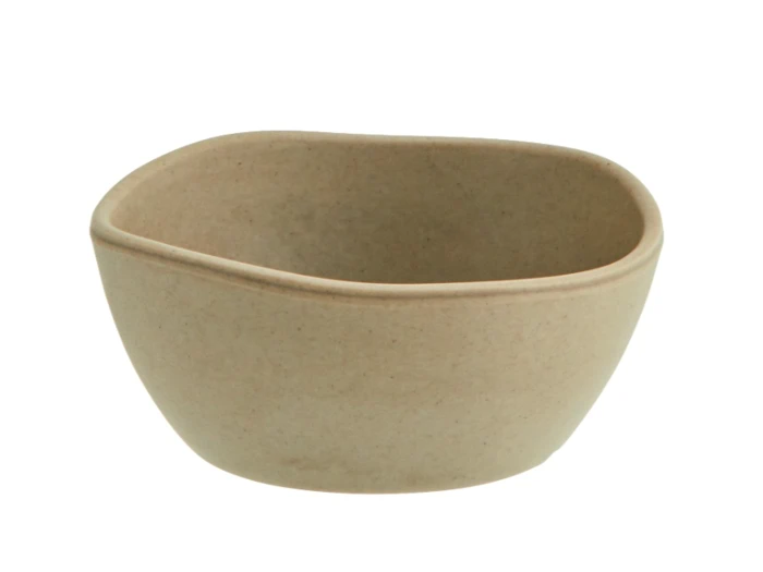 En beige, asymmetrisk keramikskål med glatte kanter mod en hvid baggrund.