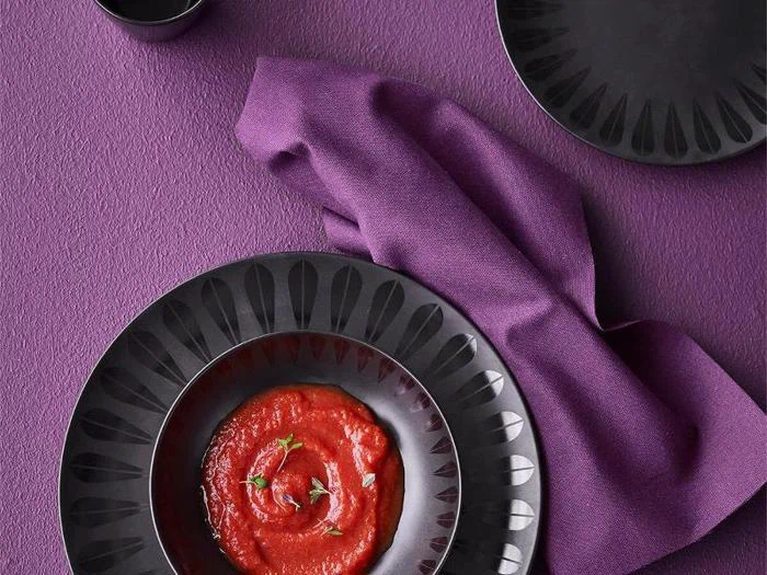 Lucie Kaas, Lotus, Dyb Tallerken, Sort, Porcelæn, Arne Clausen Trends, Dia:18 cm