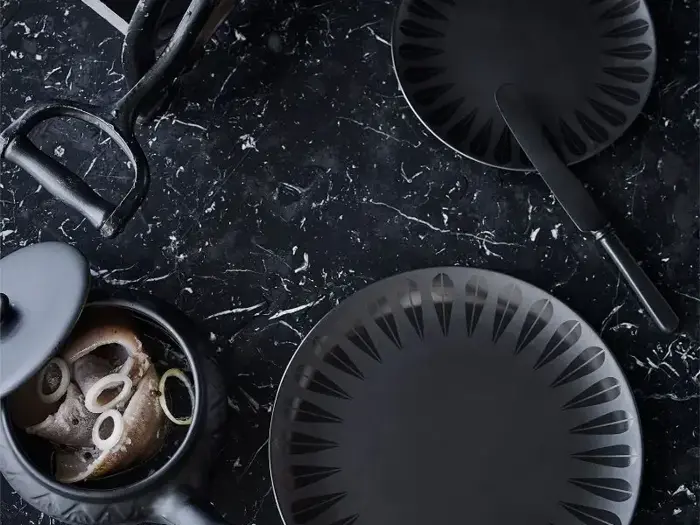 Lucie Kaas, Lotus, Dyb Tallerken, Sort, Porcelæn, Arne Clausen Trends, Dia:18 cm