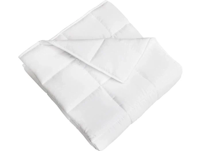En foldet hvid dyne med et quiltet mønster, der viser blød, plysset polstring og rene syninger.