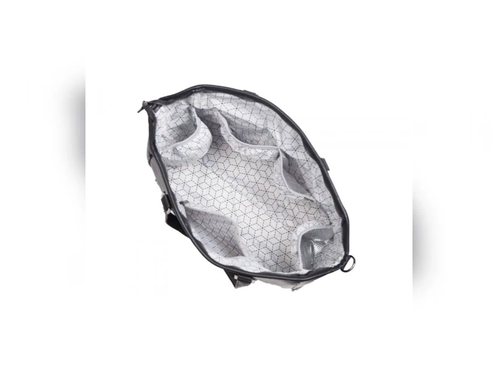 Åben rejsetaske med flere organiserede indvendige lommer og et lyst, mønstret for.