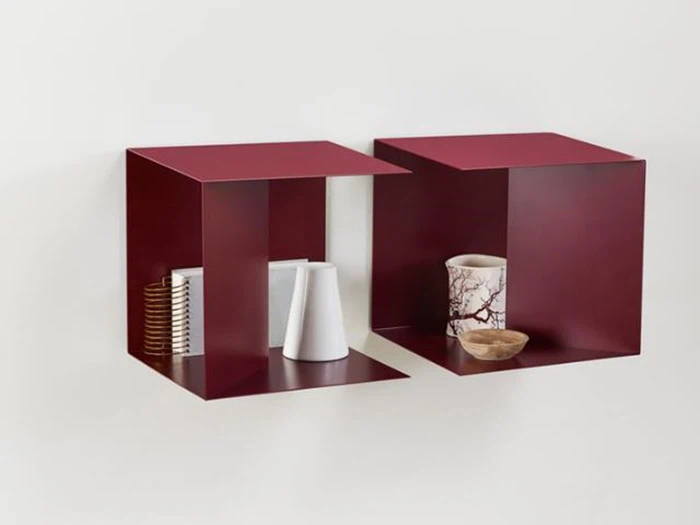 Vowel Red powder coated hylde fra Woud