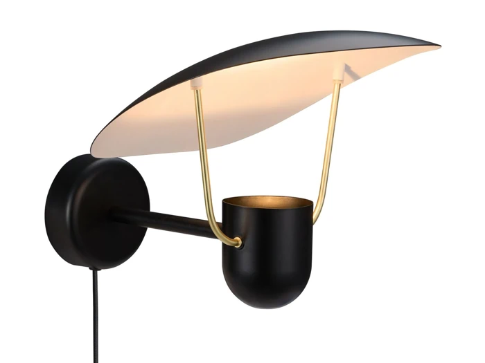En moderne sort væglampe med en buet, hvid indvendig skærm og guldstøtter, monteret på en rund, sort base med en synlig netledning.