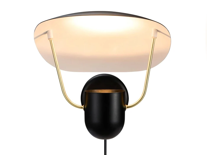 Moderne væglampe med en sort, oval base, to guldfarvede arme og en stor, hvid, buet skærm, der udsender et blødt lys.