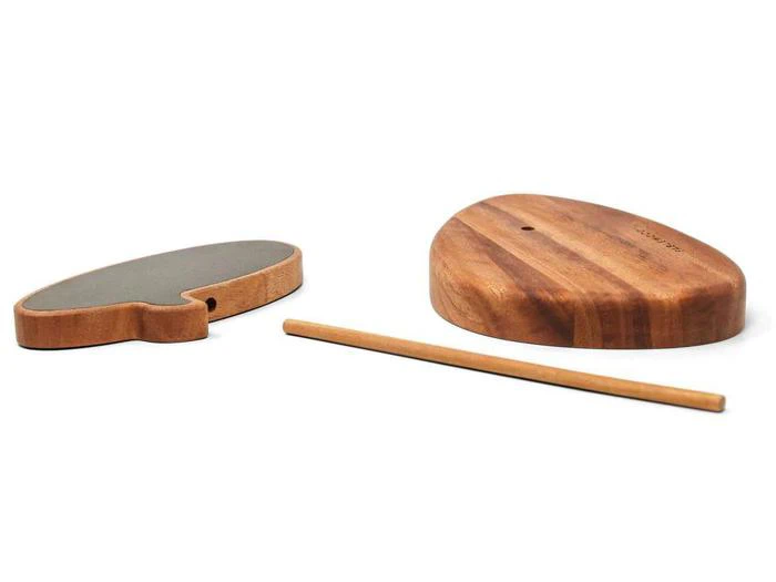 Tre trægenstande på en hvid baggrund: et fladt nyreformet stykke med en grå overflade, en afrundet base og en tynd, lige stang.