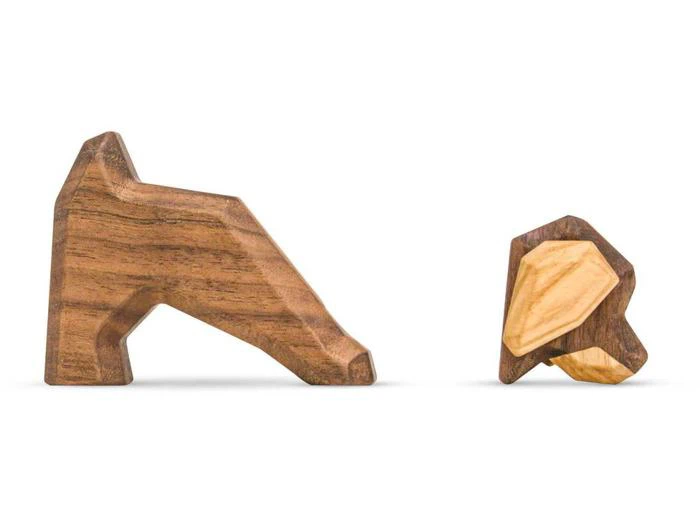 To minimalistiske dyrefigurer i træ, den ene ligner en græssende giraf og den anden en lille babygiraf, sat op mod en hvid baggrund.