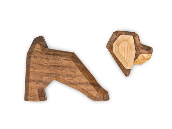 To geometriske træfigurer, der ligner abstrakte dyr, muligvis en hunds krop og hoved, fremstillet af brunt og solbrunt træ, vist på en hvid baggrund.