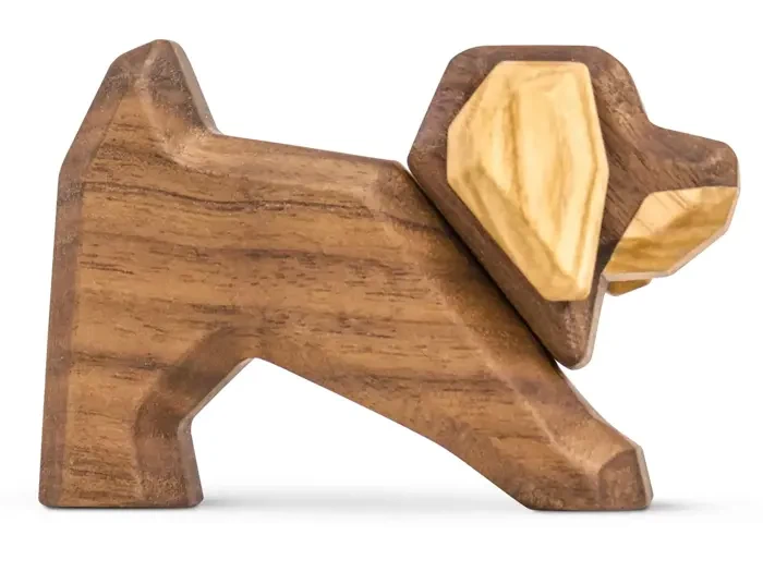 En lille udskåret løvefigur i træ med kontrasterende lyse og mørke træfarver og et enkelt, minimalistisk design.