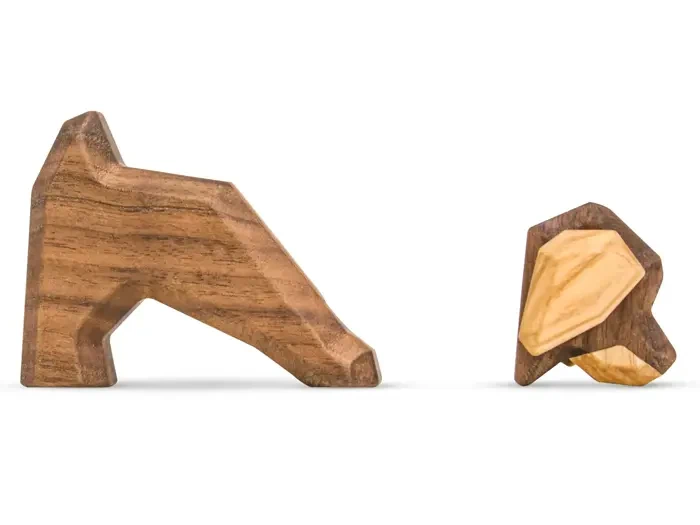 To minimalistiske dyrefigurer i træ, den ene ligner en stående giraf og den anden en siddende elefant, begge fremstillet af glat, naturligt træ med synlige åretegninger.