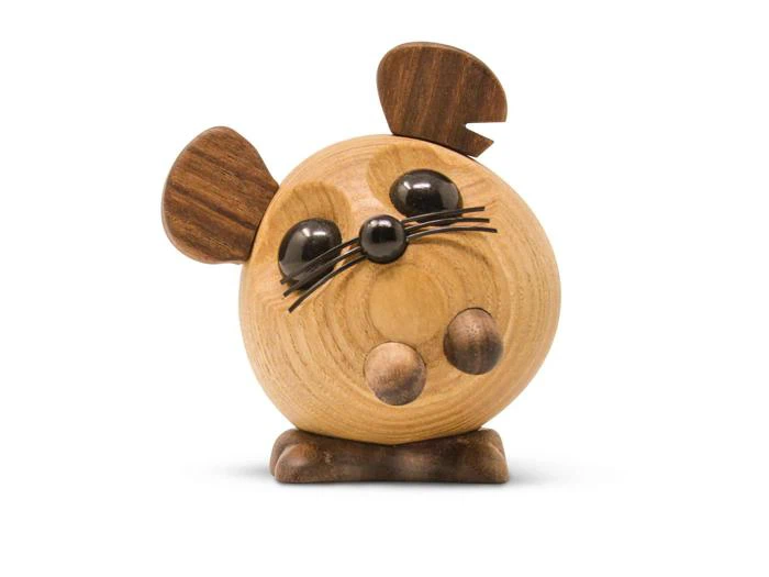 En rund musefigur af træ med store mørke ører, sorte øjne, knurhår og små poter, som står på en hvid baggrund.