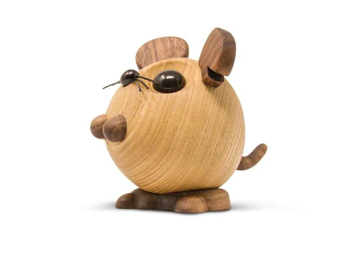 En lille, rund musefigur af træ med store ører, lang hale og sorte perleøjne, som står på to fødder mod en hvid baggrund.