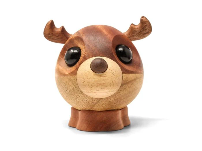 En træfigur formet som en stiliseret hjort med store sorte øjne, små gevirer og en rund næse på en hvid baggrund.