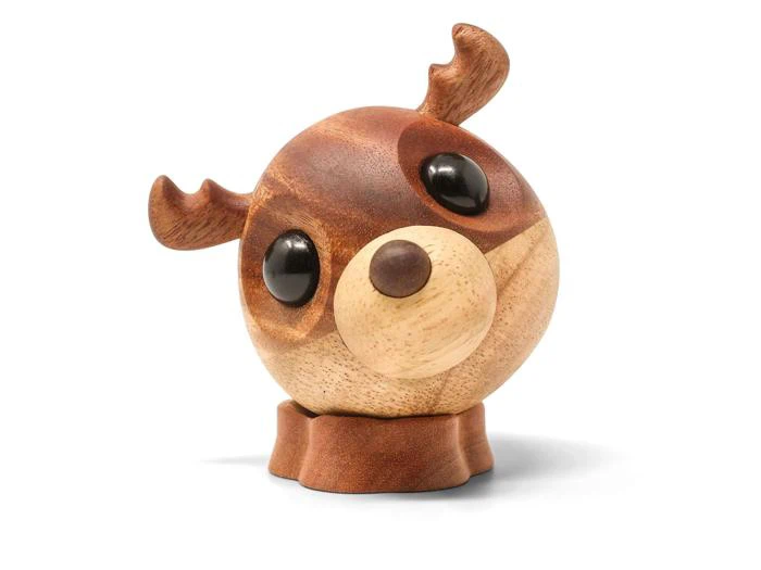 En lille, rund træfigur af et rensdyr med store sorte øjne, mørk næse og gevir på en hvid baggrund.