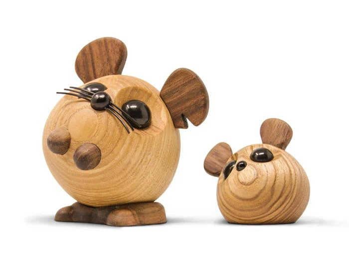 To musefigurer af træ med runde kroppe, store sorte øjne og store ører, der sidder på en hvid baggrund.