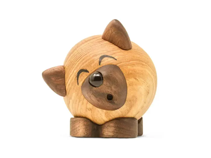 En rund træfigur af en kat med mørke ører, fødder og næse, enkle malede øjne og en glat, lys træfinish, isoleret på en hvid baggrund.