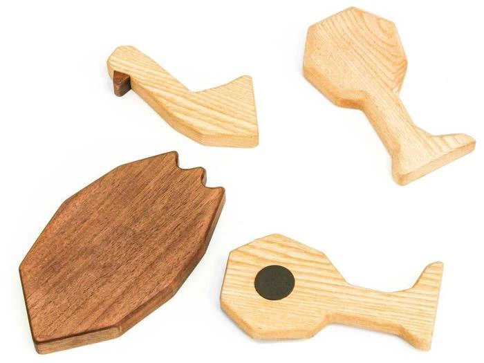 Fire oplukkere af træ i forskellige former, bl.a. fisk og abstrakte former, er anbragt på en hvid baggrund.