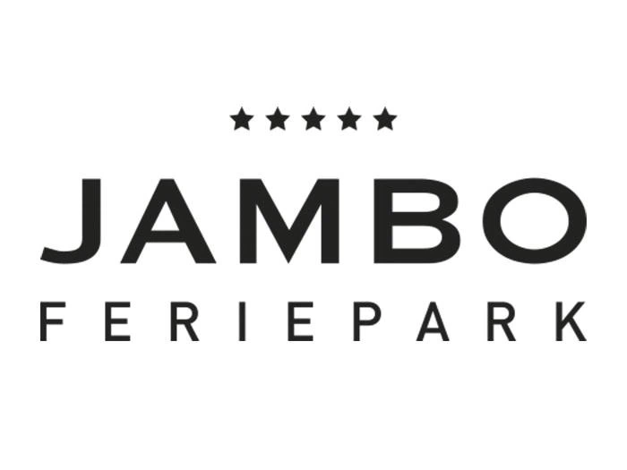 Logo med fem stjerner over teksten JAMBO med fed skrift og FERIEPARK med mindre bogstaver nedenunder på en hvid baggrund.