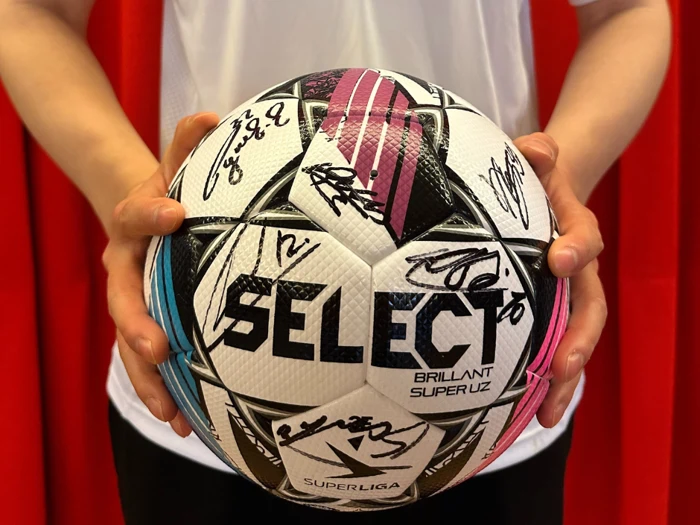 Kampbolden fra FCK’s 2-0 sejr over AAB, signeret af hele holdet.