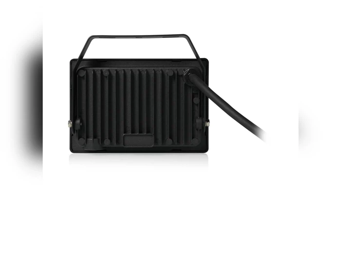 Billedet viser bagsiden af en sort, rektangulær LED-projektør med et tykt strømkabel på siden.