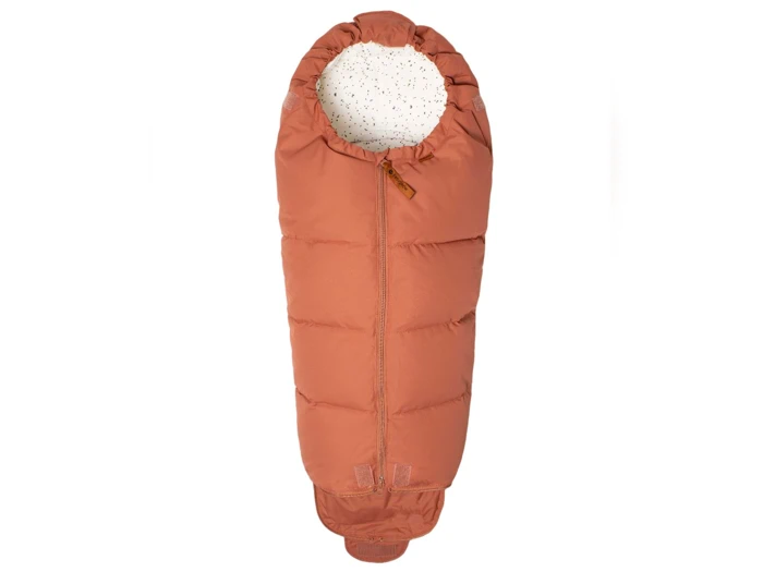 Rustfarvet babysovepose med lynlås foran, afrundet hætte og hvidt inderfor dekoreret med små sorte prikker.