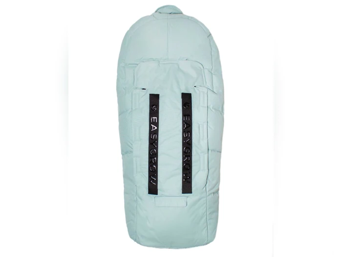 En lyseblå, polstret babysovepose med to sorte, lodrette stropper med påskriften EASYGROW på forsiden.