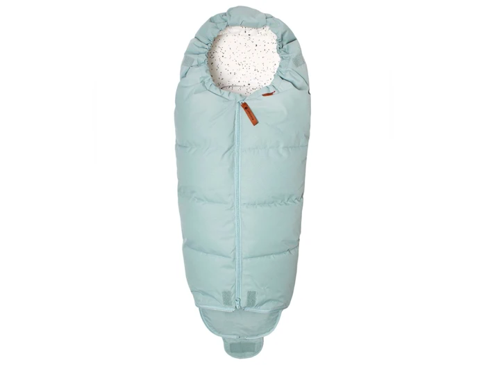 Lyseblå, vatteret babysovepose med hættelignende top og hvidt, prikket for, med lynlås i midten og en lille brun trækflig.
