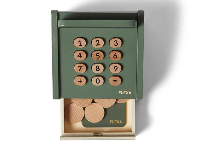 En legetøjsregnemaskine med grøn krop, talknapper af træ og en udtrækkelig skuffe med træmønter. Mærkenavnet FLEXA er trykt på forsiden.
