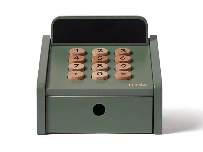 Et grønt legetøjskasseapparat med nummerknapper af træ og et sort display, mærket FLEXA på forsiden.