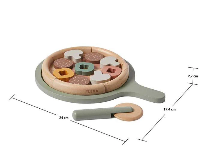 Legetøjspizzasæt i træ med farverige toppings, en rund pizza på en grøn palet og en pizzaskærer i træ. Dimensioner: 24 cm bred, 17,4 cm lang, 2,7 cm høj.