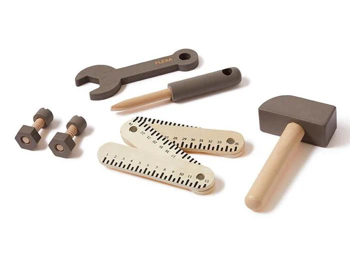 Et sæt legetøjsværktøj af træ, bl.a. en skruenøgle, skruetrækker, hammer, to bolte med møtrikker og to linealer med målangivelser.