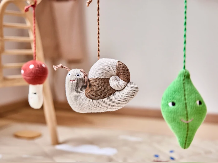 Mini Nana aktivitetslegegym med tilhørende legetøj i 100% Rattan og bomuld fra OYOY