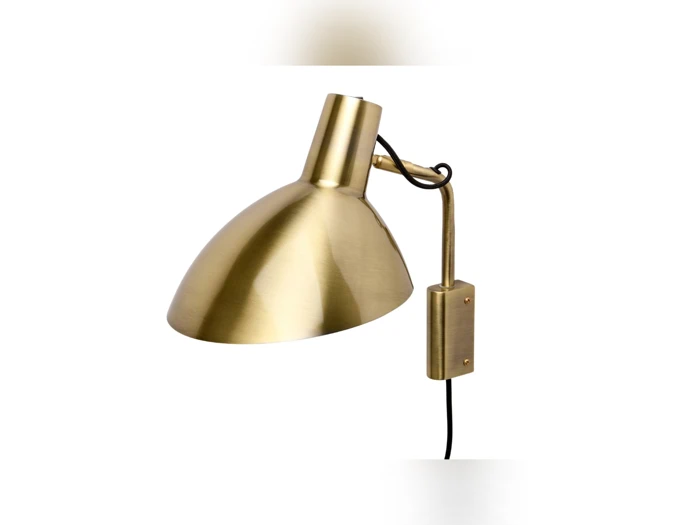 Vægmonteret læselampe i messing med en buet, justerbar skærm og sort netledning, isoleret på en hvid baggrund.
