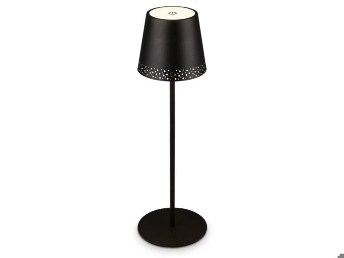 En moderne sort gulvlampe med en rund fod, en slank stang og en lampeskærm med et perforeret mønster nær den nederste kant.