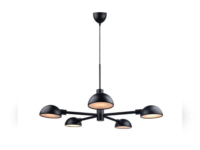 En moderne sort loftskrone med fem nedadvendte kuppelformede lamper i et cirkulært mønster.