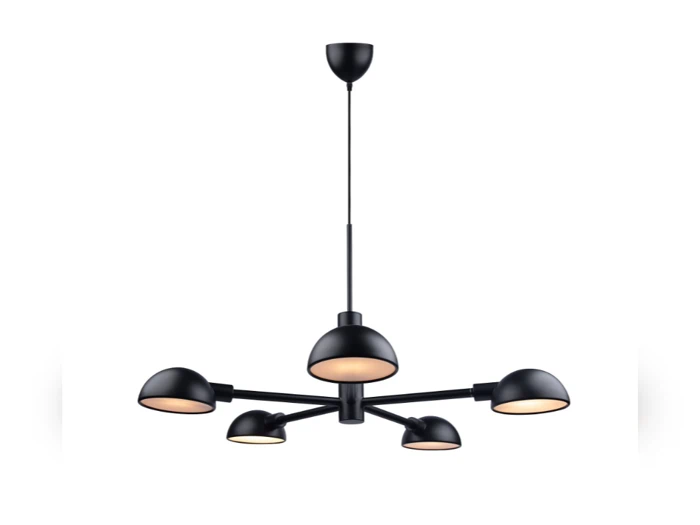 En moderne sort loftskrone med fem nedadvendte kuppelformede lamper i et cirkulært mønster.