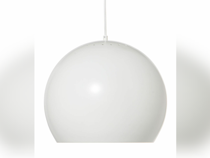 En hvid, kuppelformet pendel hænger fra en hvid ledning mod en ensfarvet baggrund.