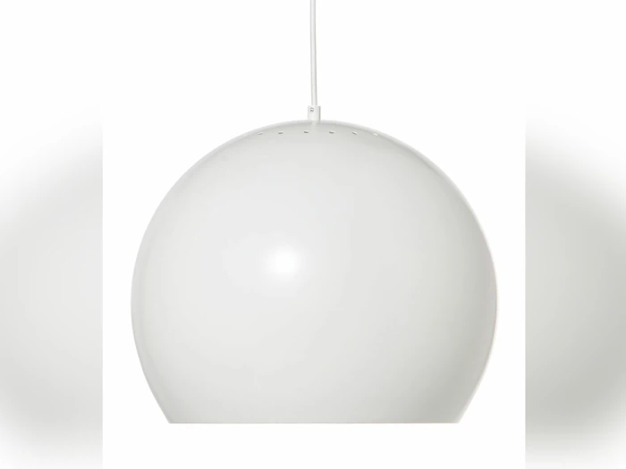 En hvid, kuppelformet pendel hænger fra en hvid ledning mod en ensfarvet baggrund.