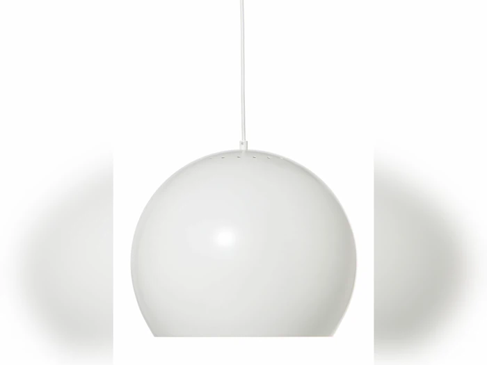 En minimalistisk, hvid, kugleformet pendel, der hænger i en hvid ledning foran en ensfarvet hvid baggrund.