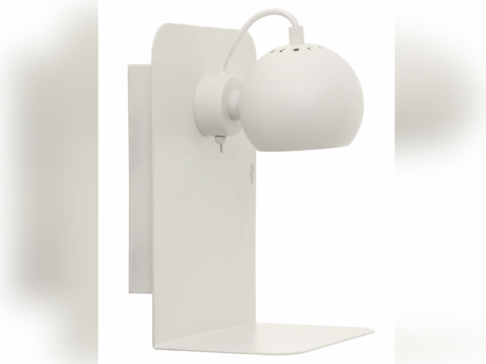 Minimalistisk hvid væglampe med en rund, justerbar skærm og en flad, rektangulær bagplade, designet i moderne stil.