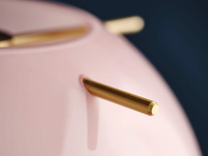 Et nærbillede af et objekt i pink og guld.