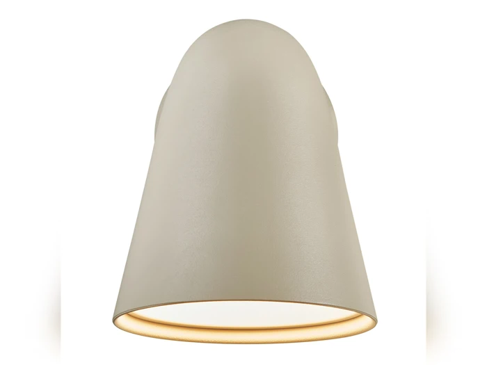 En moderne, kegleformet beige væglampe med en glat struktur og en varm glød, der kommer fra den åbne bund.