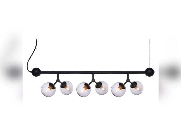 En moderne sort lysekrone med seks synlige pærer, hver indkapslet i en klar kugleformet glasskærm, ophængt vandret.