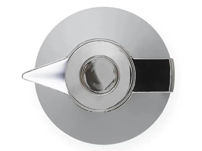 En metallisk tekande set ovenfra med et rundt låg, en tud til venstre og et håndtag til højre, alt sammen på en hvid baggrund.