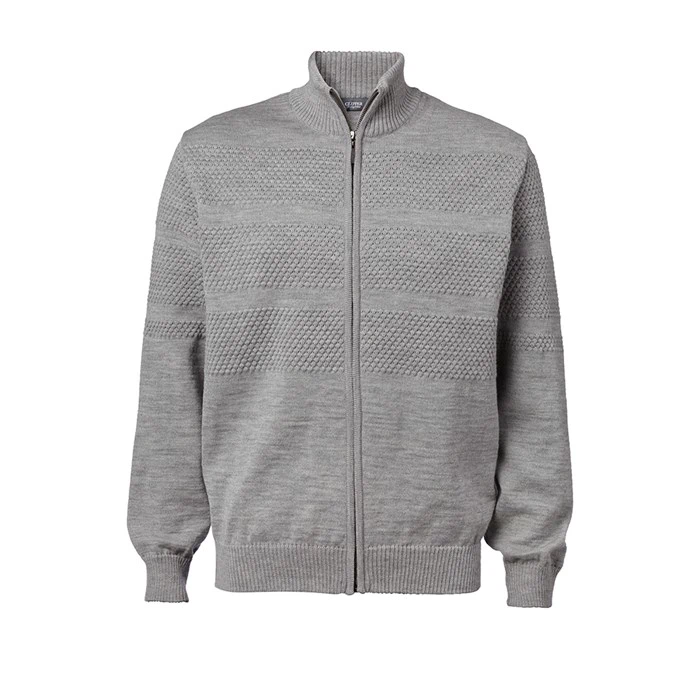 En lysegrå sweater med lynlås og ribkant i krave, manchetter og forneden, med vandret strukturstrikket mønster på brystet og ærmerne.