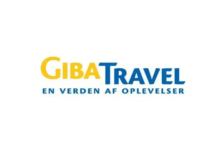 Giba Travel-logo med GIBA i gult, TRAVEL i blåt og det danske slogan EN VERDEN AF OPLEVELSER i blåt nedenunder.
