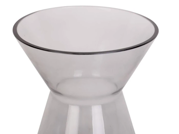 Et nærbillede af en klar, konisk glasvase med en bred, udvidet åbning og glat overflade på en hvid baggrund.