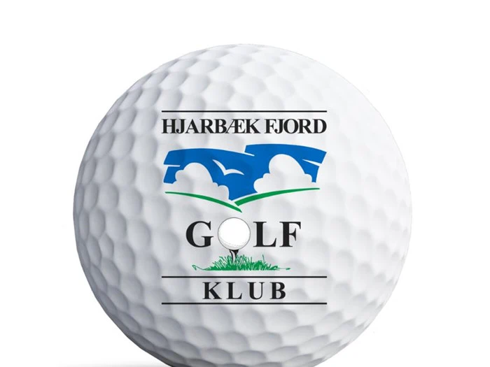 En hvid golfbold med Hjarbæk Fjord Golfklubs logo, blå og grønne grafiske elementer og sort tekst.