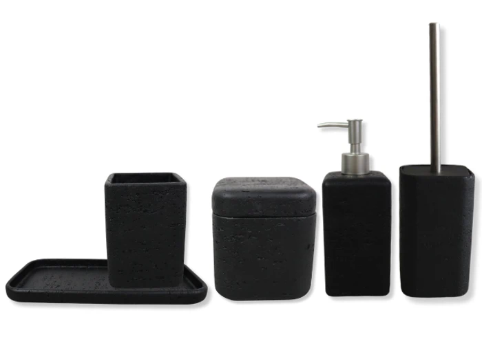 Et sæt med fem sorte badeværelsestilbehør, herunder en bakke, et glas, en beholder med låg, en sæbedispenser og en toiletbørsteholder, alle med en mat finish.