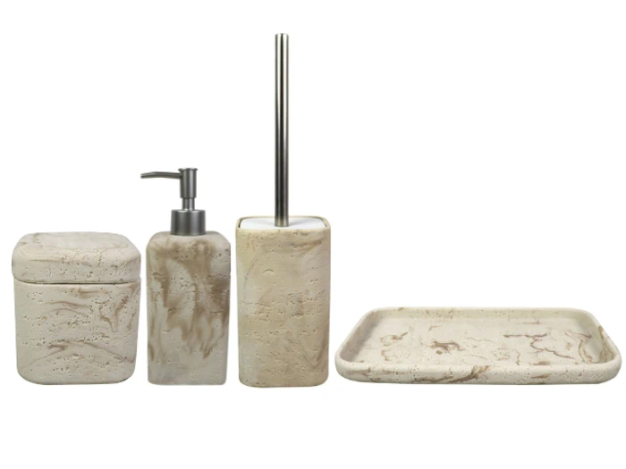 Fire beigefarvede badeværelsestilbehør med marmormønster: en beholder med låg, en sæbedispenser, en toiletbørsteholder med børste og en rektangulær bakke, alt sammen på en hvid baggrund.